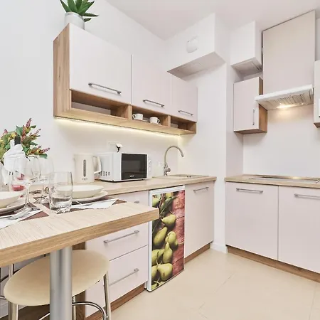 Krakowska 39 With Ac & Parking & Loggia By Renters 아파트 *