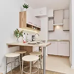 Krakowska 39 With Ac & Parking & Loggia By Renters Apartmán